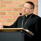 Abp Grzegorz Ryś w czasie głoszenia konferencji na Dolnym Śląsku.