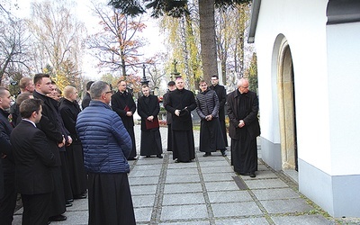 Wspólnota seminaryjna z bp. Piotrem Turzyńskim przy kaplicy, gdzie zostali pochowani biskupi Edward Materski i Stefan Siczek. Z prawej ks. Jarosław Wojtkun.