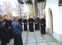 Wspólnota seminaryjna z bp. Piotrem Turzyńskim przy kaplicy, gdzie zostali pochowani biskupi Edward Materski i Stefan Siczek. Z prawej ks. Jarosław Wojtkun.