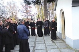 Wspólnota seminaryjna z bp. Piotrem Turzyńskim przy kaplicy, gdzie zostali pochowani biskupi Edward Materski i Stefan Siczek. Z prawej ks. Jarosław Wojtkun.