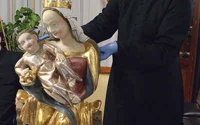 Zabytkowy posąg  z Bramy Krakowskiej prezentuje ks. Michał Krawczyk.
