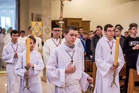 Podczas zajęć ministranci słowa Bożego oraz ołtarza zdobywają wiedzę potrzebną  do dobrej posługi. 