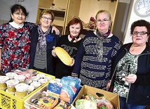 Od lat w ramach Parafialnego Zespołu Caritas w parafii św. Józefa w Olsztynie zaangażowane osoby pomagają ubogim. –  Obecnie na liście potrzebujących korzystających u nas z pomocy, a sporządzonej po weryfikacji przez Caritas Archidiecezji Warmińskiej, zapisanych jest ponad 140 osób – mówi pani Stanisława (czwarta od lewej). 