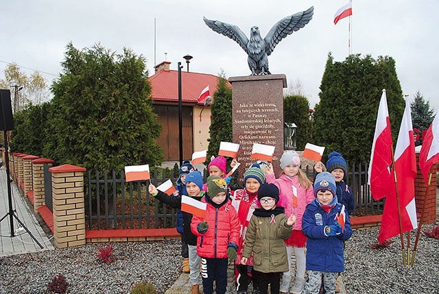 Przedszkolaki zamanifestowały swoją miłość do ojczyzny.