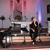 Olga Szomańska zaśpiewała znane pieśni patriotyczne.