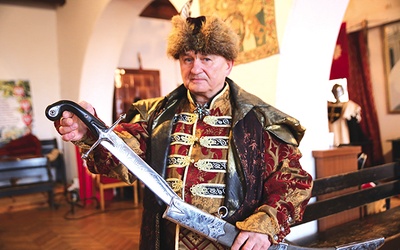 Pasją Henryka Ziomka jest odtwarzanie najlepszych szabel w historii uzbrojenia.