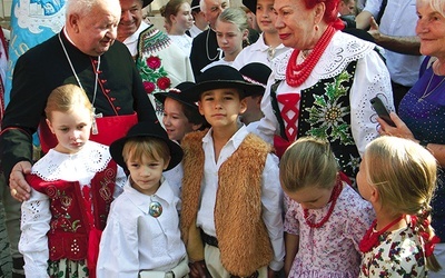 Zespół pielęgnuje góralskie tradycje. Widać to m.in. w strojach.