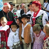 Zespół pielęgnuje góralskie tradycje. Widać to m.in. w strojach.