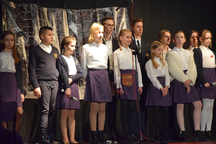 Spektakl poprzedził koncert pieśni patriotyczncyh w wykonaniu szkolnego chóru.