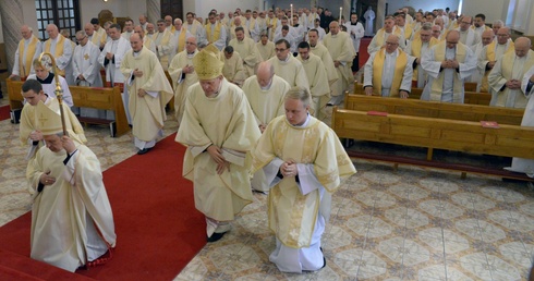 Za swego ordynariusza (bp Henryk Tomasik z lewej) sufragani i księża modlili się w kaplicy radomskiego seminarium.