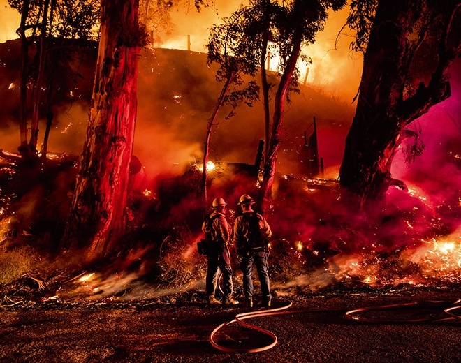 Strażacy walczący z gigantycznym pożarem, który na północny zachód od Los Angeles pochłonął ponad 7 tys. akrów  ziemi uprawnej.
1.11.2019 Ventura, Kalifornia