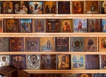 Kolekcja ikon zajmuje jedną ze ścian.