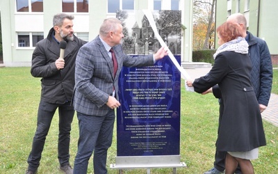 Upamiętnienie spalonej synagogi w Kędzierzynie-Koźlu