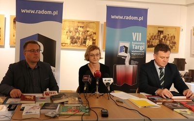 O nagrodzie i targach mówili (od lewej): Sebastian Równy, Anna Skubisz-Szymanowska, dyrektor MBP w Radomiu, i Adam Duszyk.