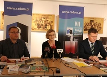 O nagrodzie i targach mówili (od lewej): Sebastian Równy, Anna Skubisz-Szymanowska, dyrektor MBP w Radomiu, i Adam Duszyk.