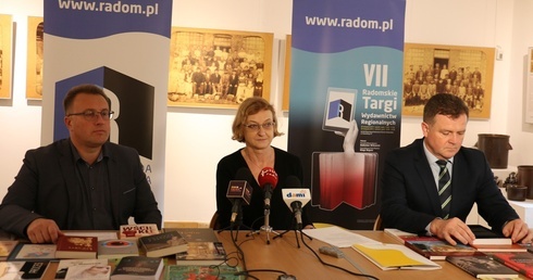 O nagrodzie i targach mówili (od lewej): Sebastian Równy, Anna Skubisz-Szymanowska, dyrektor MBP w Radomiu, i Adam Duszyk.