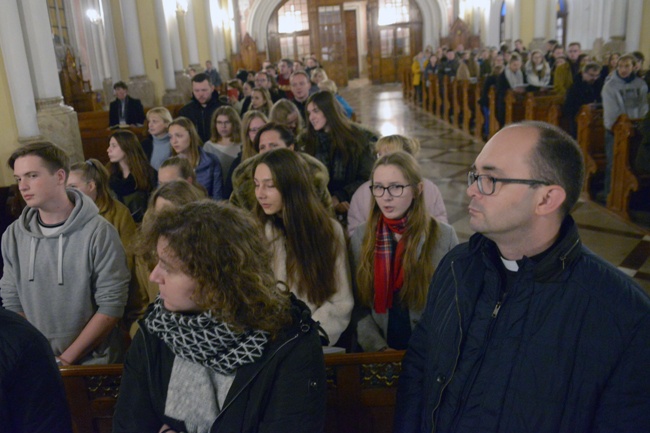 Forum Młodych w Turnie i wieczorna modlitwa kanonami Taizé