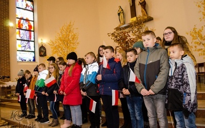 Uczniowie Szkoły Podstawowej w Rusinowie wystąpili podczas okolicznościowej akademii.