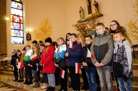 Uczniowie Szkoły Podstawowej w Rusinowie wystąpili podczas okolicznościowej akademii.