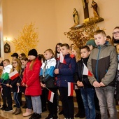 Uczniowie Szkoły Podstawowej w Rusinowie wystąpili podczas okolicznościowej akademii.