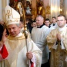 Bp Henryk Tomasik błogosławi po ingresie do radomskiej katedry.