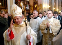 Bp Henryk Tomasik błogosławi po ingresie do radomskiej katedry.