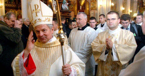 Bp Henryk Tomasik błogosławi po ingresie do radomskiej katedry.