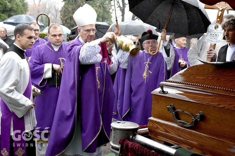 Uroczystości pogrzebowe ks. Wenancjusz Roga