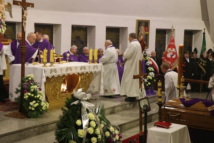 Uroczystości pogrzebowe ks. Wenancjusz Roga - cz. 02