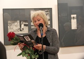 Elzbieta Raczkowska podczas wernisażu wystawy.