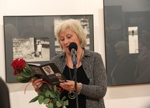Elzbieta Raczkowska podczas wernisażu wystawy.
