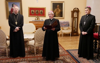 Dekrety wręczył abp Sławoj Leszek Głódź w obecności biskupów pomocniczych archidiecezji gdańskiej.