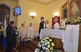 Mszy św. przewodniczył bp Henryk Tomasik. Z prawej ks. Mieczysław Deka.