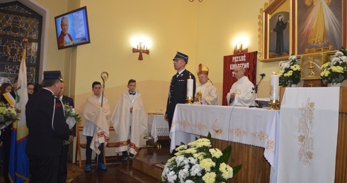 Mszy św. przewodniczył bp Henryk Tomasik. Z prawej ks. Mieczysław Deka.