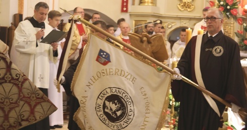 Nowy sztandar, poświęcony w dniu inauguracji działalności Bractwa św. Jana Kantego.