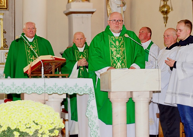 Rocznicowa Eucharystia. Od lewej: ks. Wojciech Szary, ks. Stanisław Madej i ks. Wojciech Zdon.