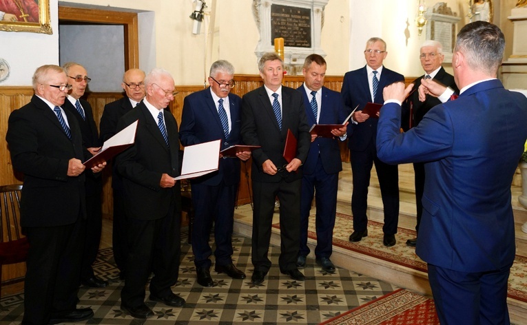 Obecny trzygłosowy chór, razem z dyrygentem, tworzy dziesięciu śpiewaków.