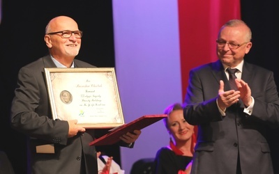 Laureat 21. edycji nagrody Bronisław Chrobak ze starostą Andrzejem Płonką.