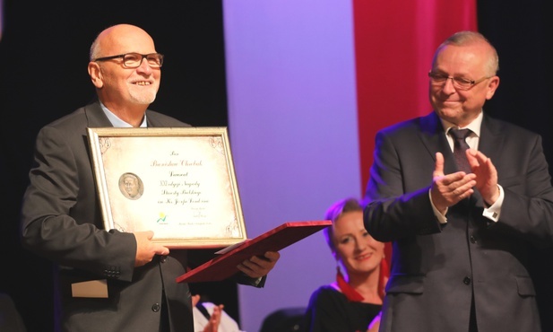 Laureat 21. edycji nagrody Bronisław Chrobak ze starostą Andrzejem Płonką.