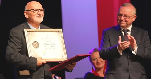 Laureat 21. edycji nagrody Bronisław Chrobak ze starostą Andrzejem Płonką.