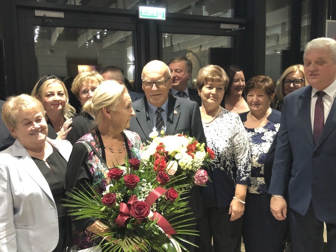 Laureat odbierał liczne gratulacje.