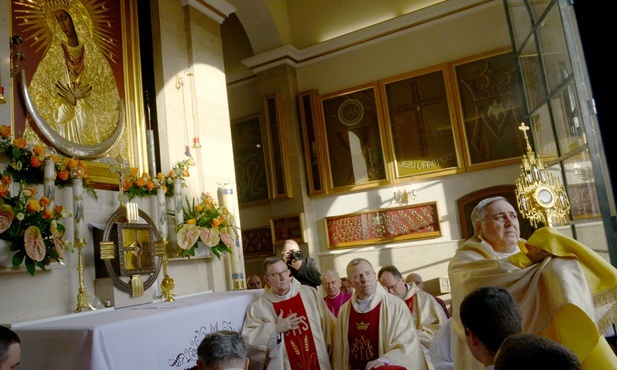 W ostrobramskiej kaplicy MB Miłosierdzia błogosławieństwa Najświętszym Sakramentem uczestnikom uroczystości udzielił nuncjusz apostolski w Polsce.