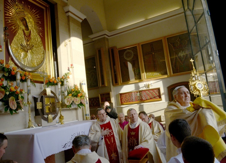 W ostrobramskiej kaplicy MB Miłosierdzia błogosławieństwa Najświętszym Sakramentem uczestnikom uroczystości udzielił nuncjusz apostolski w Polsce.