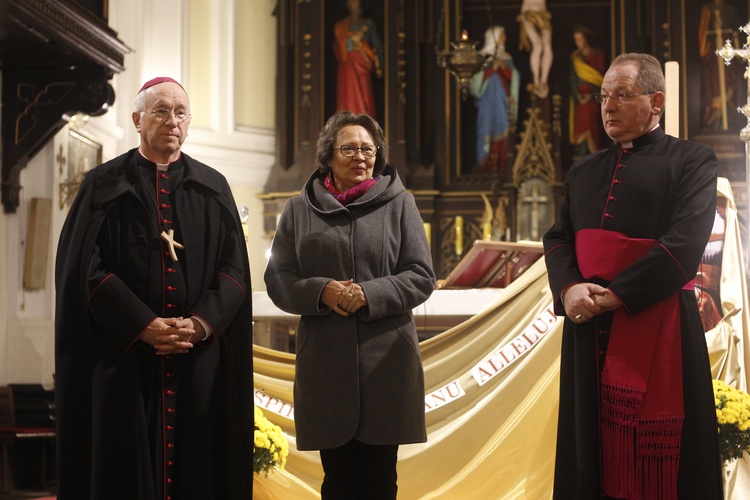 Nagrody zwycięzcom wręczali bp Dziuba, A. Jeremus-Lewandowska oraz ks. Swędrowski.