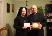 Piuskę św. Jana Pawła II, patrona kaplicy, ks. Sławomirowi Płusie przekazała siostra Ludwika.