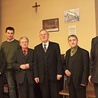 Wspólne zdjęcie zrobione w 2009 roku, w dniu inauguracji instrumentu w katedrze gliwickiej po generalnym remoncie. Od lewej organmistrzowie: Dominik Kabot, Damian Wyleżoł, Mieczysław Klonowski, Jan Wyleżoł, Marek Moćko oraz organista katedry gliwickiej Bogdan Stępień.