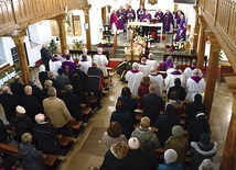 Msza pogrzebowa odbyła się w kościele rektoralnym przy Domu Księży Emerytów w Kołobrzegu.