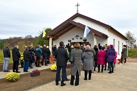 W dniu poświęcenia  nie wszyscy zdołali  wejść do środka.