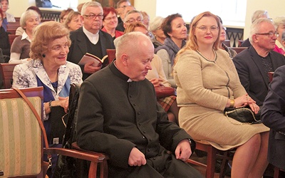 Prelegentami na spotkaniu byli m.in. ks. Marian Ofiara i Teresa Krowicka (na zdjęciu z lewej).