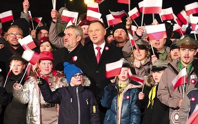 Podczas śpiewania pieśni głowie państwa towarzyszyli minister Krzysztof Ardanowski i harcerze.